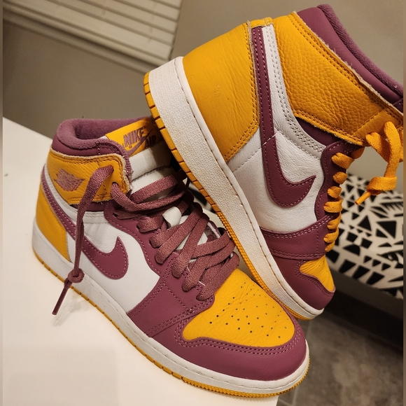 Nike Jordan Retro 1 High OG - Picture 1 of 2
